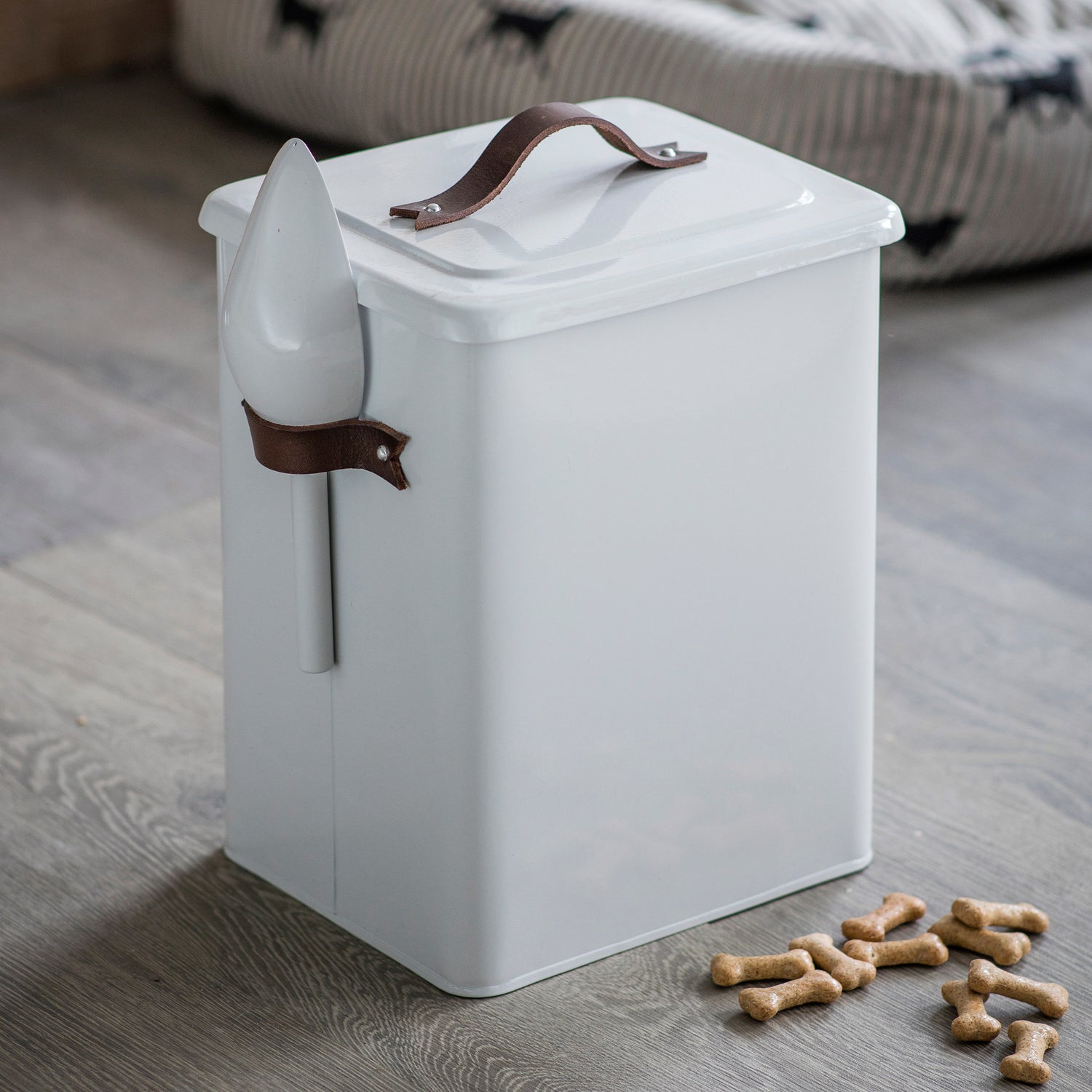pet food storage bin with scoop medium